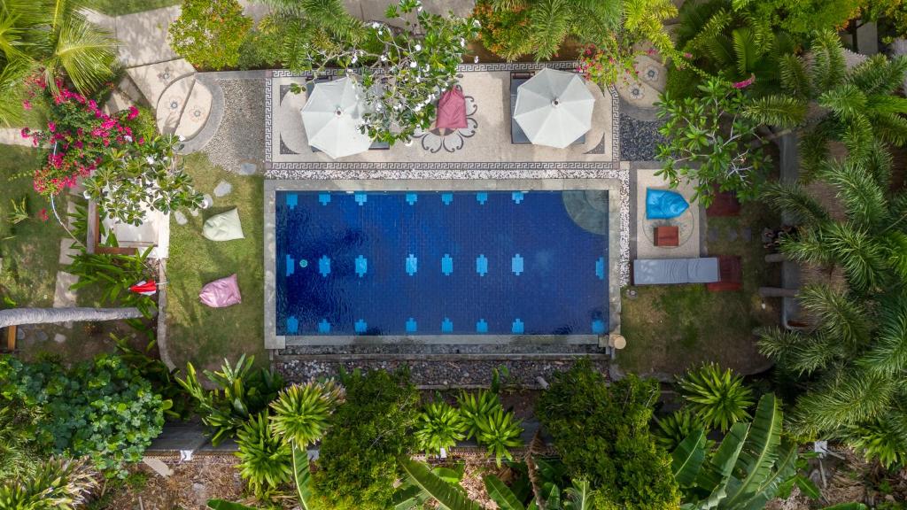 einen Blick über den Pool in einem Resort in der Unterkunft RaCottage Mandalika in Kuta Lombok