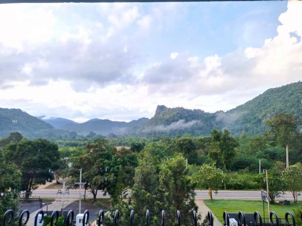 vista su una valle con montagne sullo sfondo di Courtyard Khaoyai By SW a Mu Si