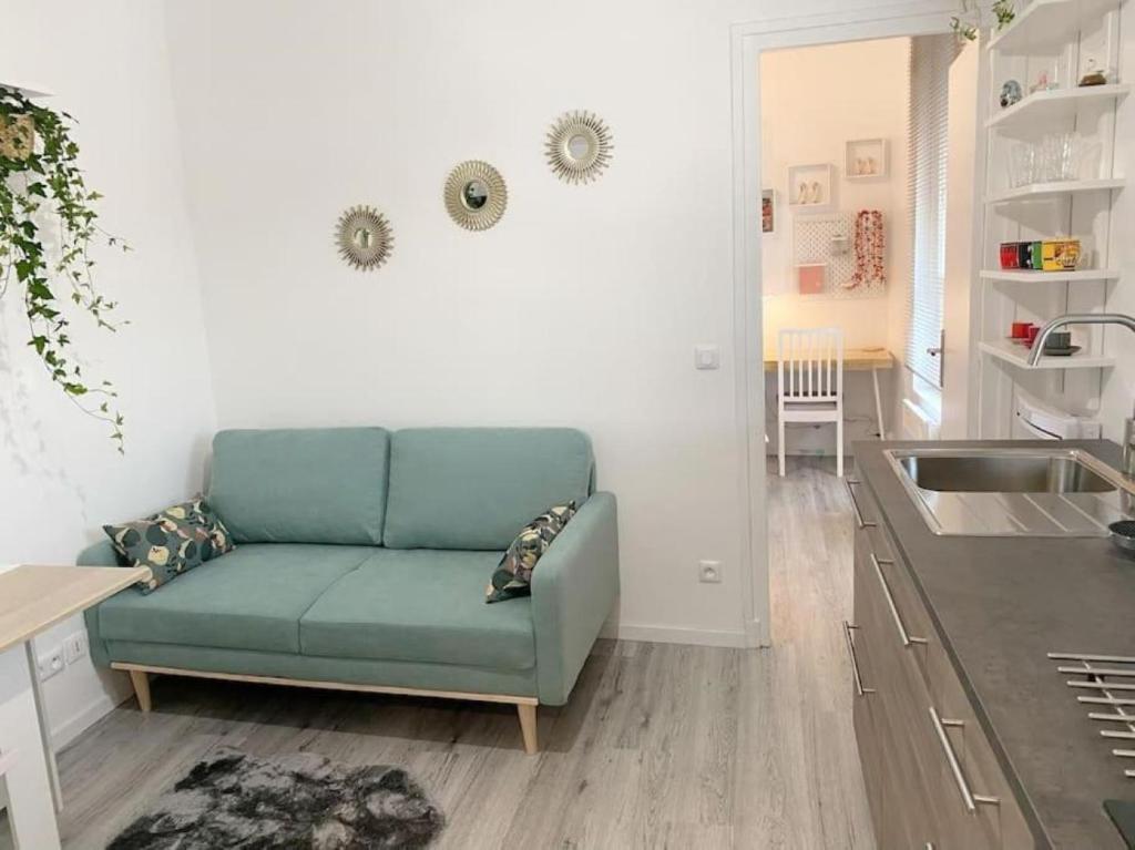 un soggiorno con divano verde in cucina di Appartement chaleureux à Alfortville ad Alfortville