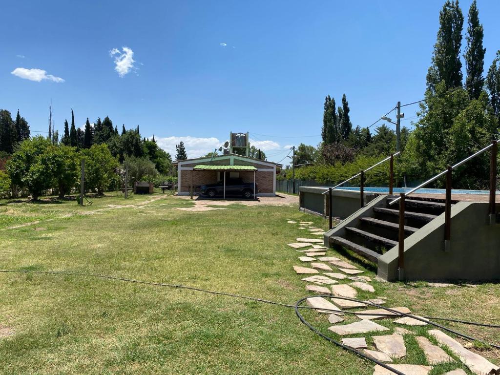 um parque com um edifício e um campo de relva em Vista Andes VII em Luján de Cuyo