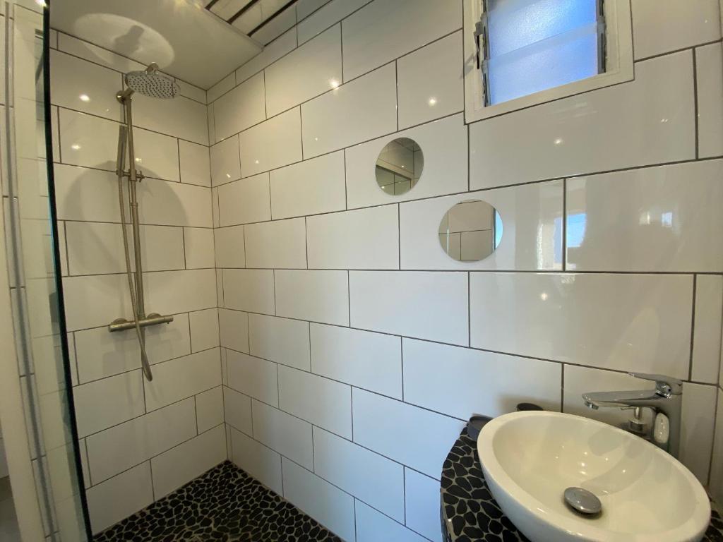 Zdjęcie z galerii obiektu Charmant T2 à 350m de la plage avec terrasse et garage à Royan - FR-1-539-44 w mieście Royan