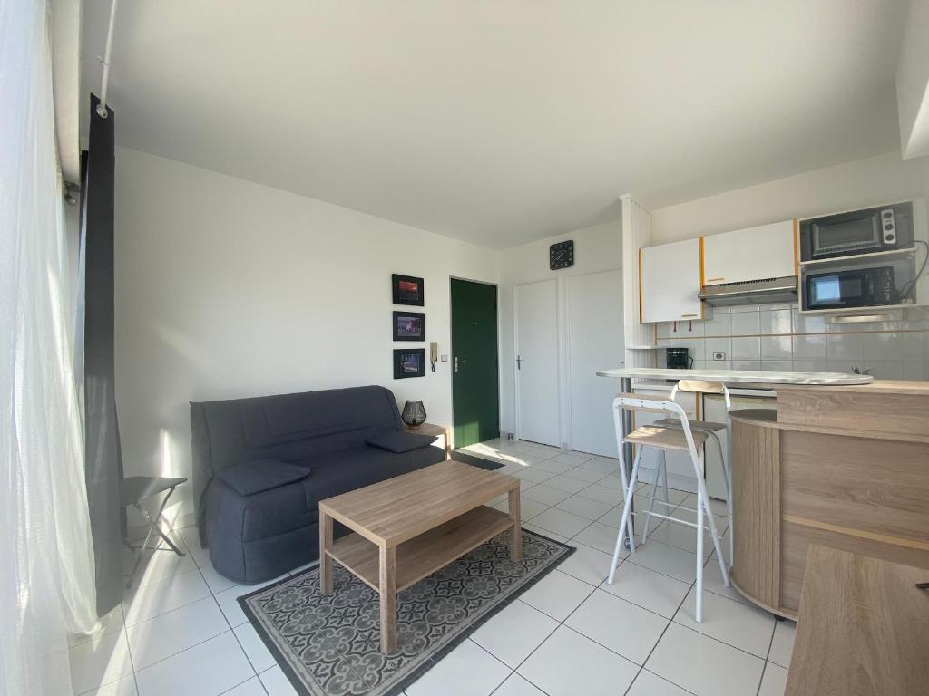 Zdjęcie z galerii obiektu Charmant T2 à 350m de la plage avec terrasse et garage à Royan - FR-1-539-44 w mieście Royan
