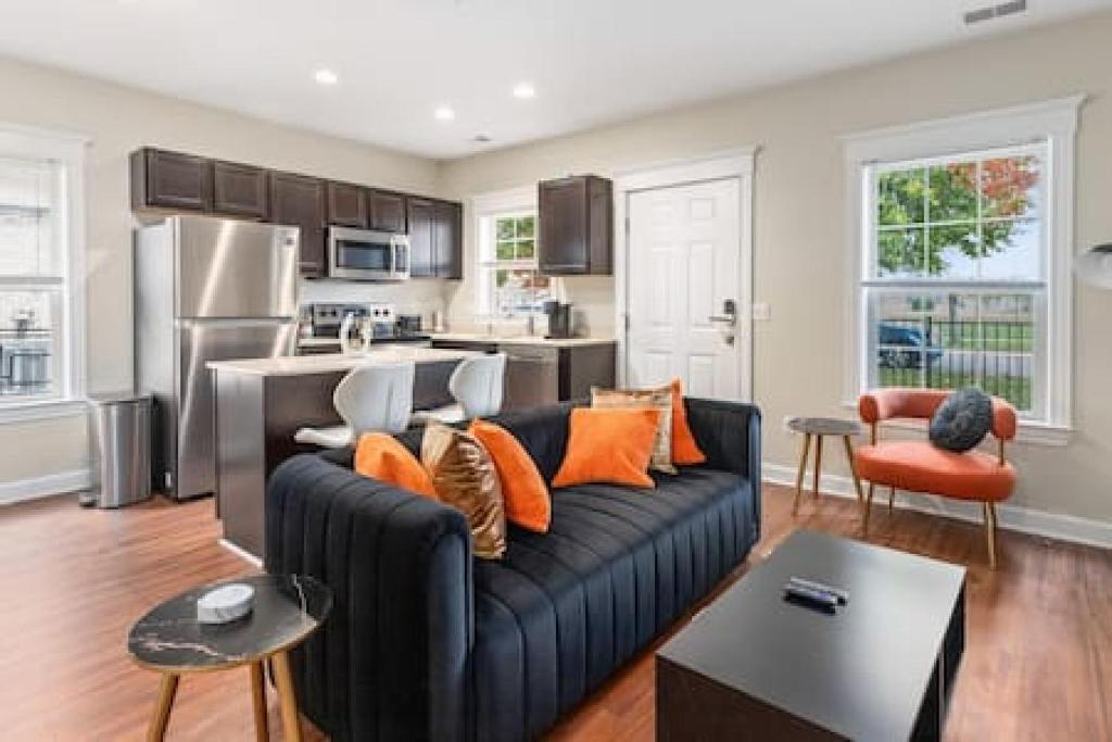 ein Wohnzimmer mit Couch und Küche in der Unterkunft Affordable 1-BR by DMC Detroit in Detroit