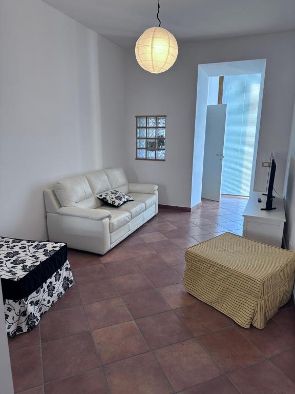 uma sala de estar com um sofá e uma mesa em La Dimora Dei Papi em Castel Gandolfo