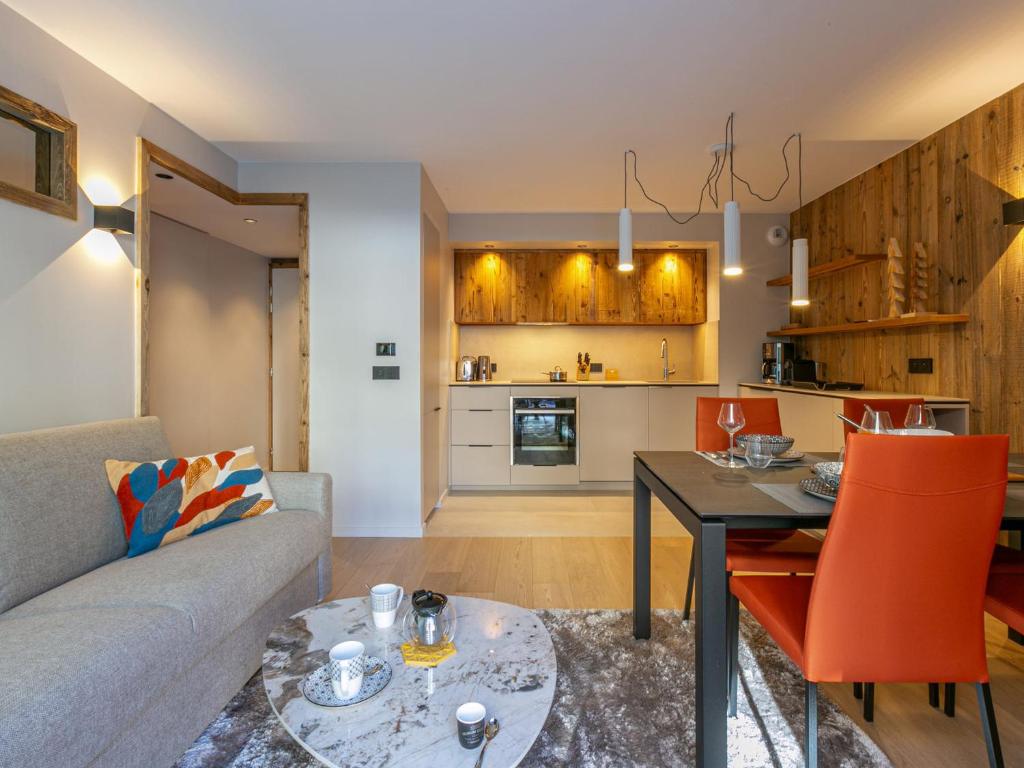 un salon et une cuisine avec un canapé et une table dans l'établissement Appartement 3 pièces, skis aux pieds, garage fermé, Wifi, au pied des pistes de Val-d'Isère - FR-1-694-347, à Val dʼIsère