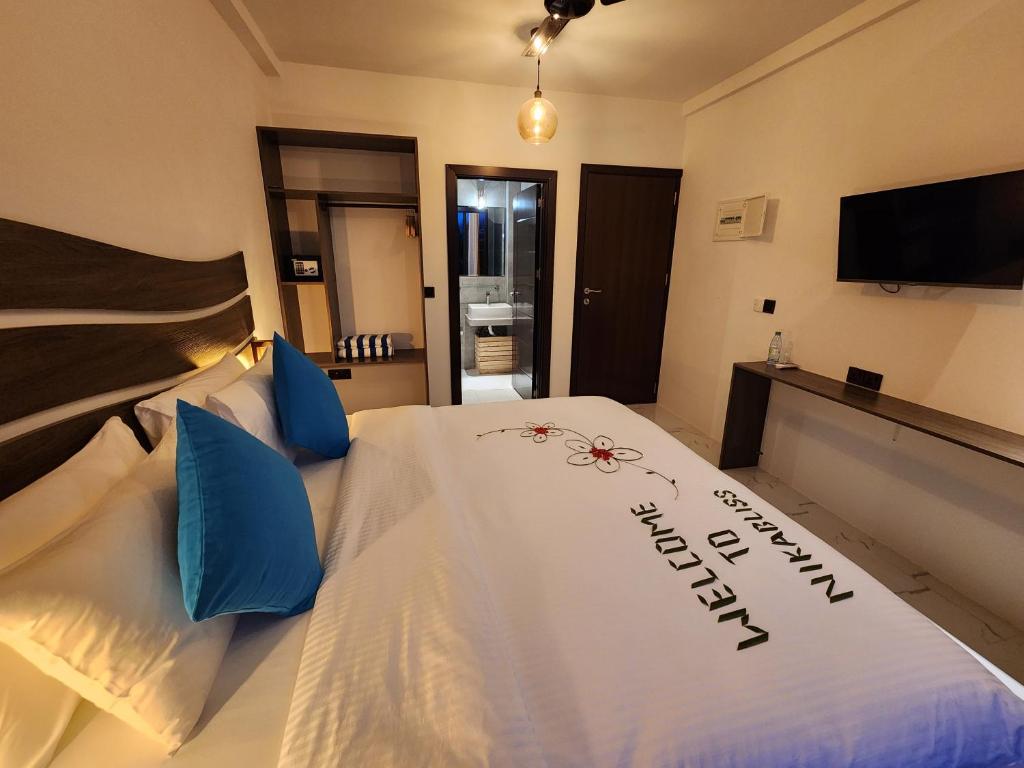 Postel nebo postele na pokoji v ubytování Nikabliss Dhigurah