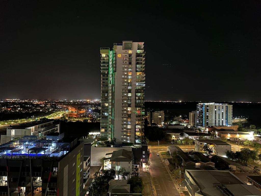 een hoog gebouw in een stad 's nachts bij Pandanas Apt 5 15th fl Darwin CBD Harbor views in Darwin