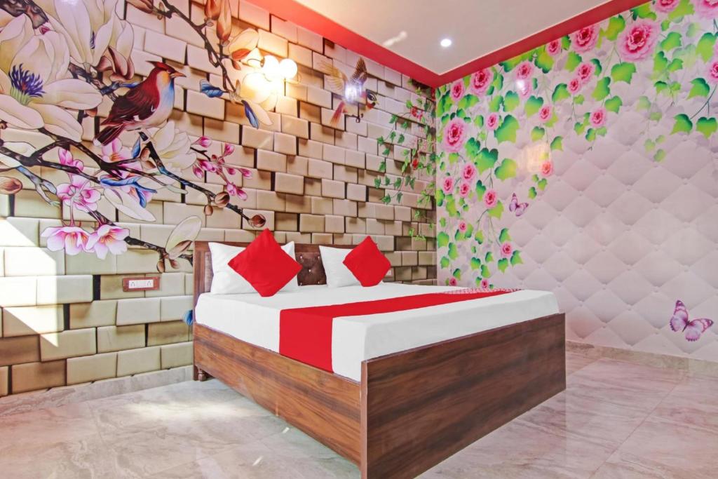 Postel nebo postele na pokoji v ubytování Hotel O Govind Residency