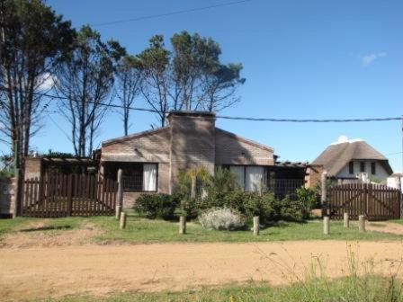 une maison avec une clôture devant elle dans l'établissement Casa 7 Cerros, à Piriápolis