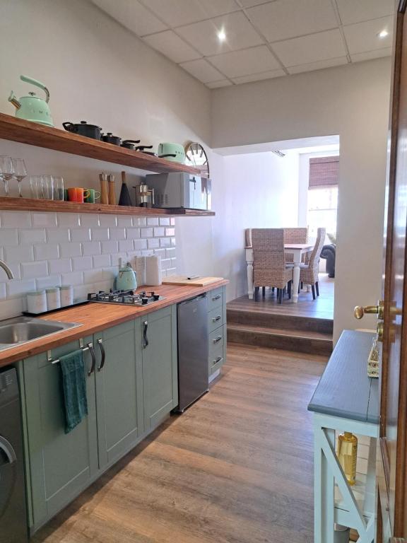 uma cozinha com um lavatório e uma bancada em The Stetson em Paarl