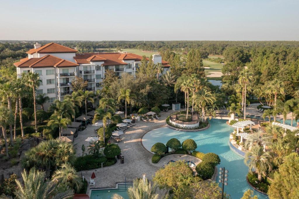 una vista aérea de un complejo con piscina en Marriott's Lakeshore Reserve, en Orlando