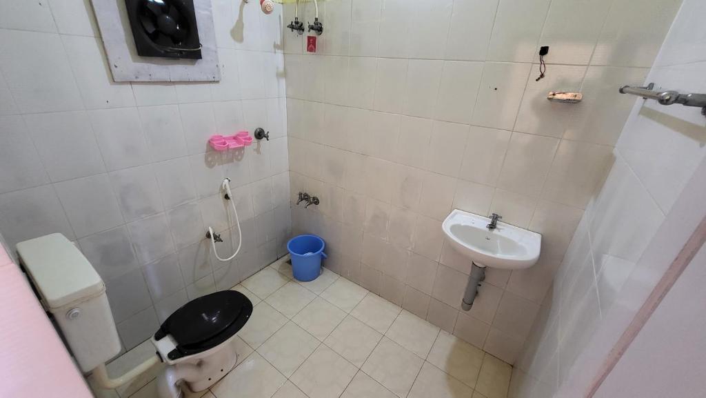 a small bathroom with a toilet and a sink at GREEN FINCH LAKE VIEW GARDEN RESIDENCY in Cherai Beach