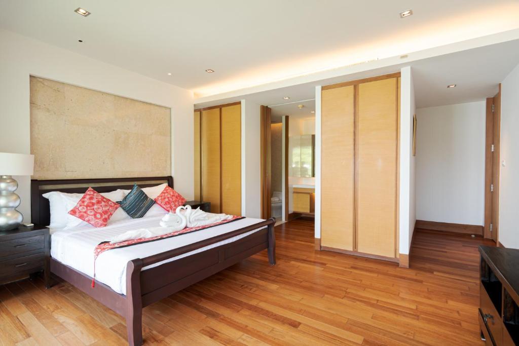 - une chambre avec un lit et des oreillers rouges dans l'établissement Pearl of Naithon, à Nai Thon Beach