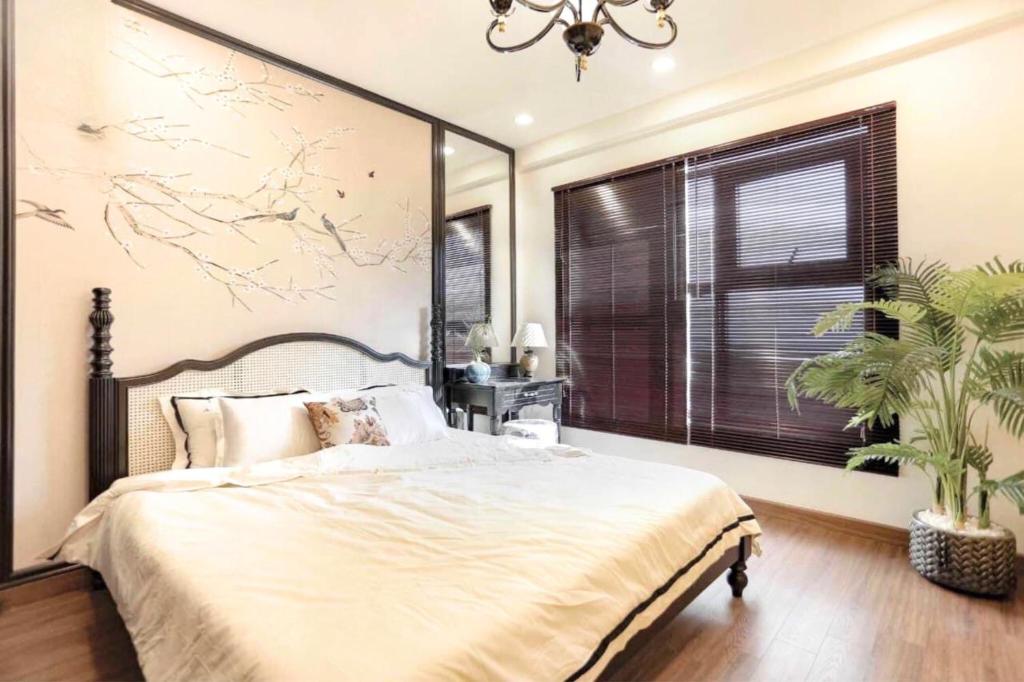 1 dormitorio con 1 cama grande y una gran pintura en la pared en FLC Sea View Apartment Quy Nhon, en Quy Nhon