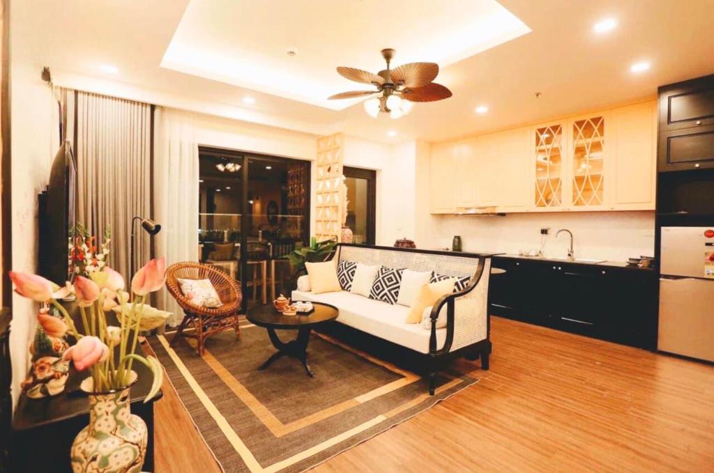 a living room with a couch and a kitchen at FLC Luxury Apartment Quy Nhon in Quy Nhon