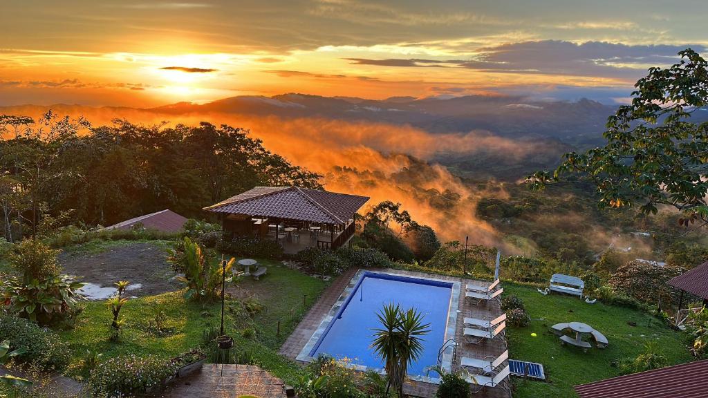 Villa con piscina y puesta de sol en Vista Paraíso Lodge, en Barú