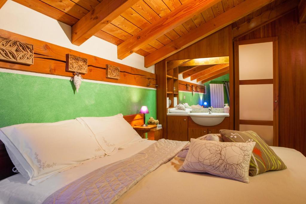 una camera con letto e lavandino di b&b Al Castel a Pont-Saint-Martin