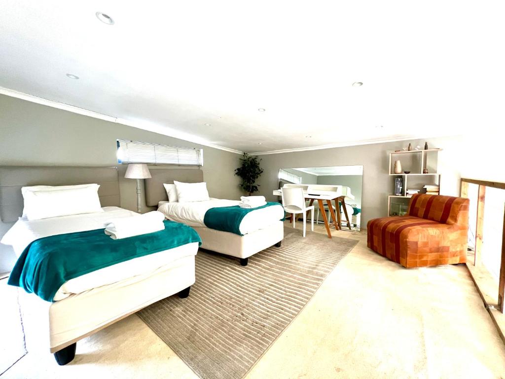 Lovely home 18km from Camps Bay, near Canal walk Mall, Cape Town