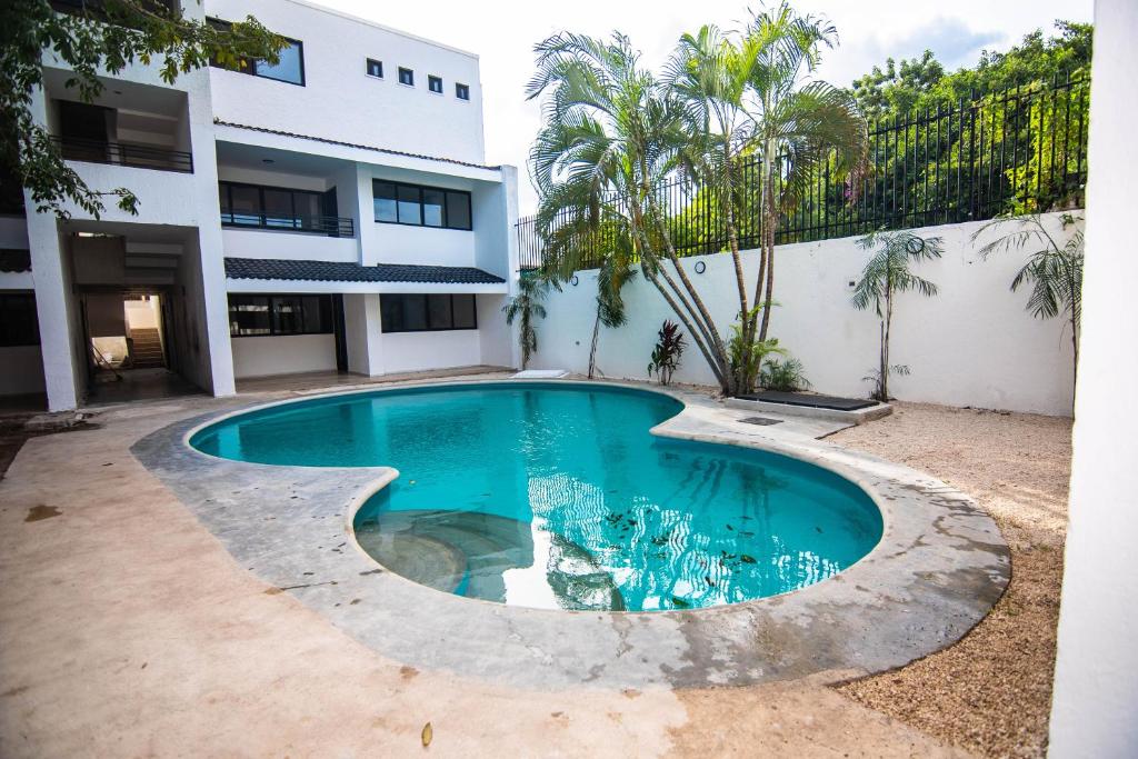 una piscina frente a un edificio en Casa Maca en Playa del Carmen