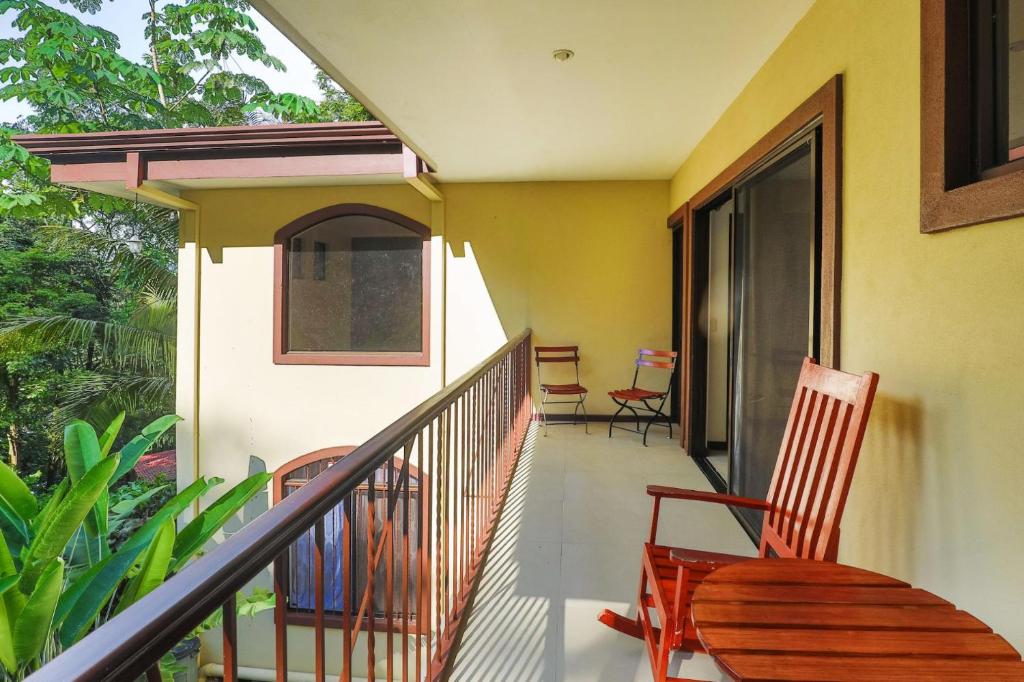 Balkoni atau teres di Newly Renovated! 3BR House Private Pool near Manuel Antonio