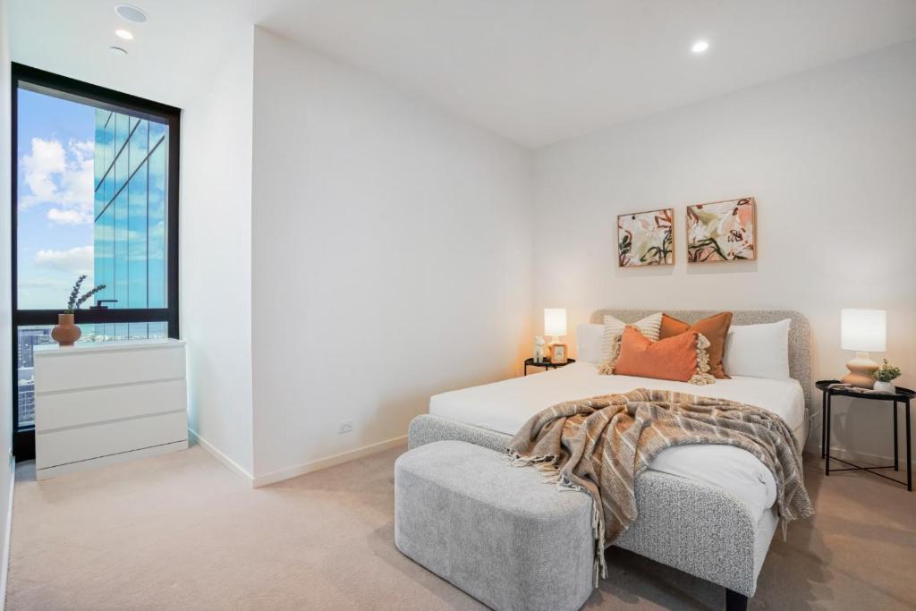 墨爾本的住宿－Prestige Living in Southbank，白色的卧室设有床和窗户