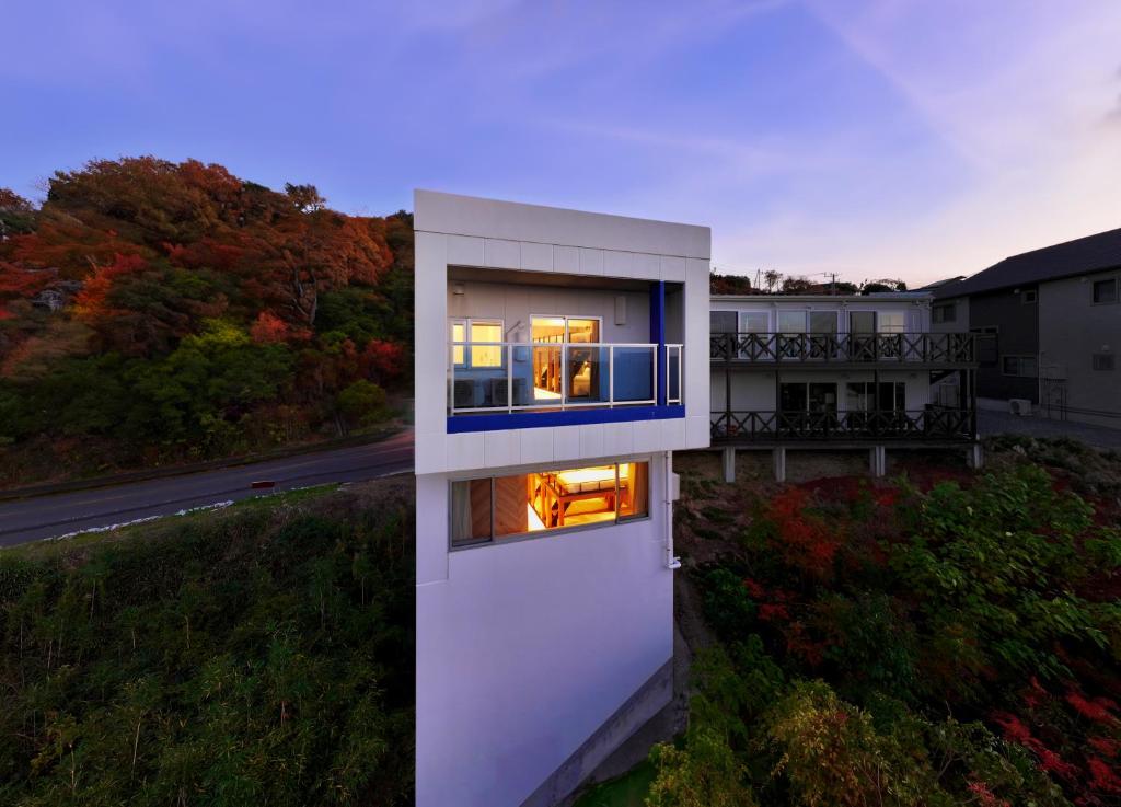 Una casa blanca con una ventana en el costado. en Crystal Besso Shirahama en Shirahama