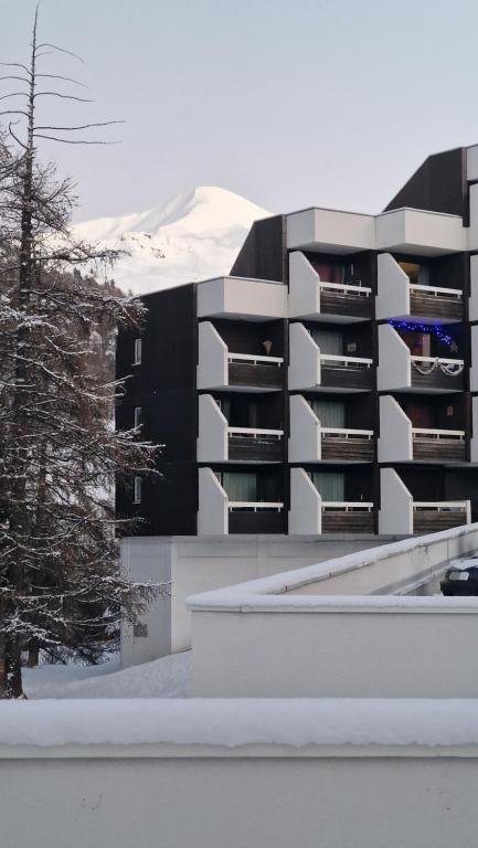 Kış mevsiminde "Miramonte" appartement avec terrasse vue montagne et parking privatif sous-sol, à proximité immédiate des pistes, cœur de Vars les Claux, secteur point show avec commodités et piscine chauffée de plein air