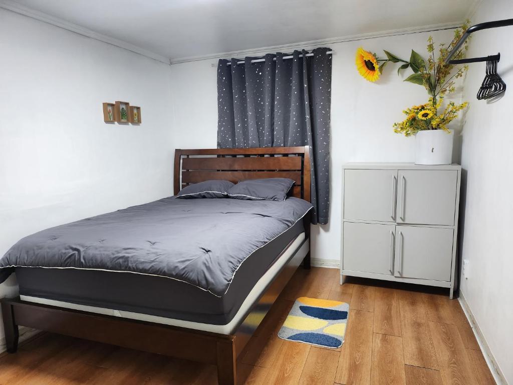 1 dormitorio con 1 cama y vestidor blanco en Newly renovated spacious 2 bedroom unit in HBC en Seúl