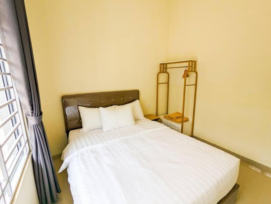 Postel nebo postele na pokoji v ubytování Lovina B2/12A at Ansley Park Spacious+Netflix