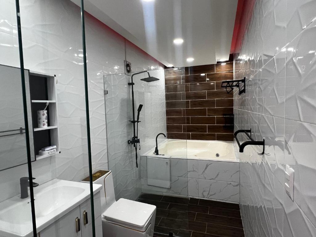 y baño con bañera, aseo y ducha. en Acogedor y moderno Spot para parejas!, en Pantoja