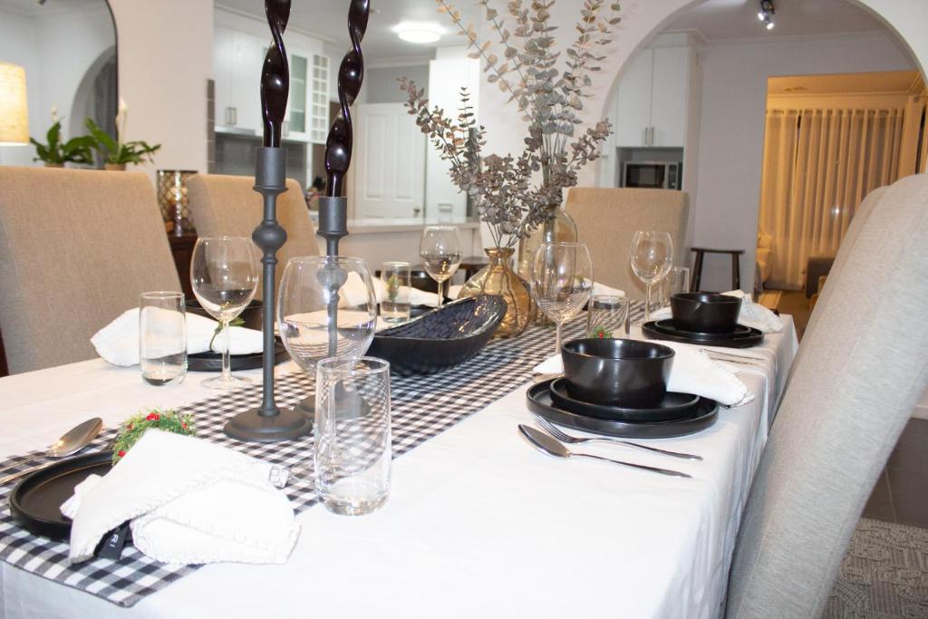 Ballarat Cozy Cottage for Families, Sleeps 8, Pet Friendly, Big backyard, Parking for 4 cars, Close to Shopping mall - Maison De Quatre Chambres