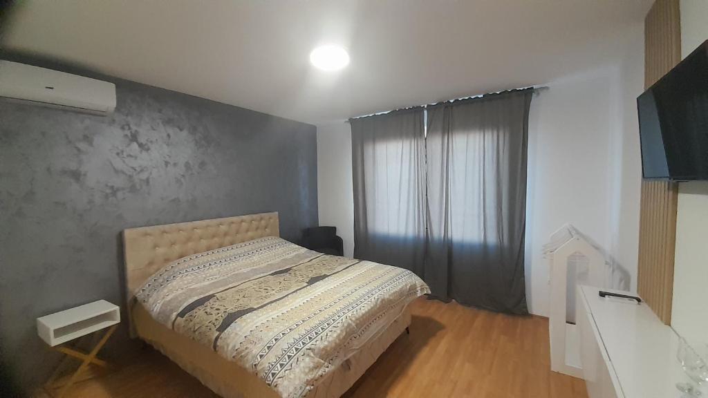 una camera con un letto e una grande finestra di Apartman URBAN -1floor a Brčko