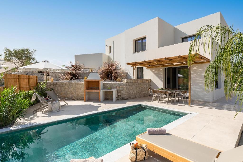 una villa con piscina e una casa di Massari Hills Luxury Living a Malona Village