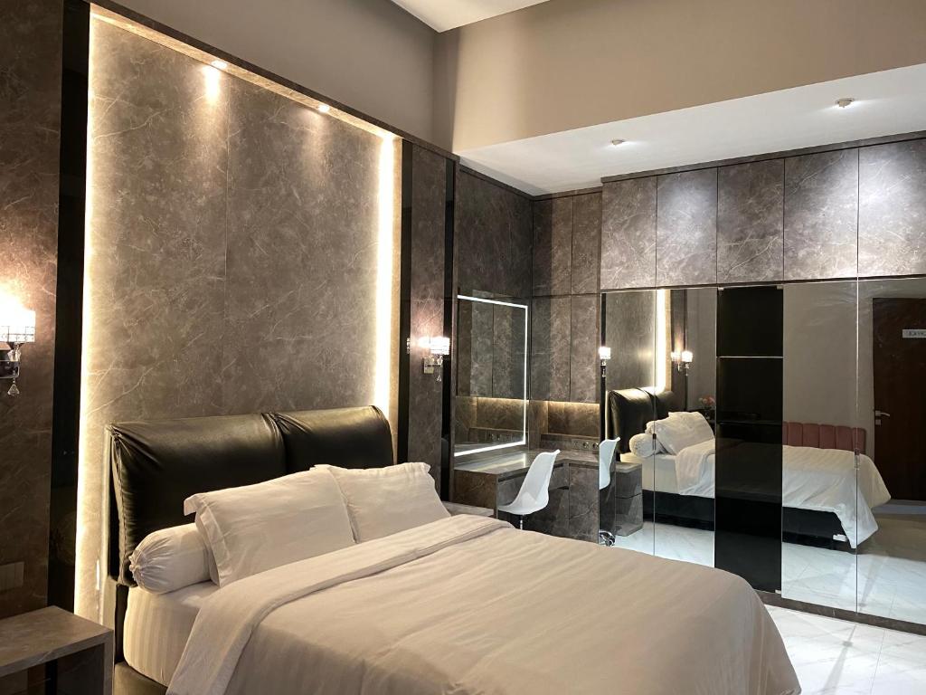 Pokój hotelowy z łóżkiem i lustrem w obiekcie Moniere House w mieście Kasri