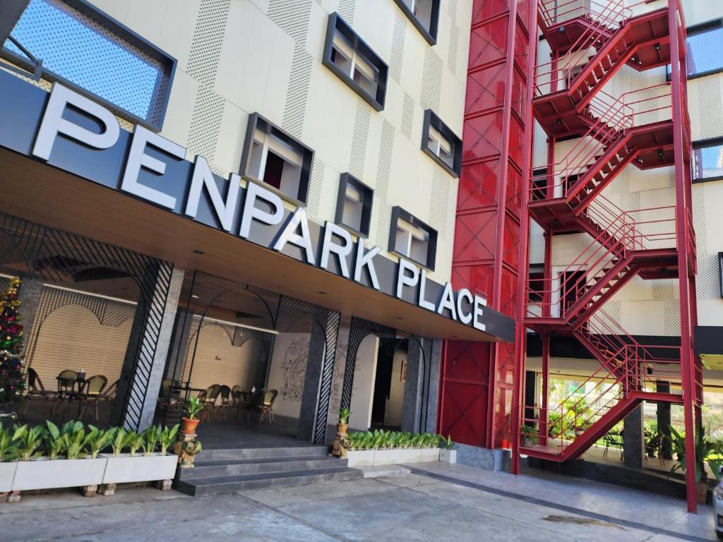 un edificio con un cartel que lee Central Park place en Penpark Place, en Bangkok