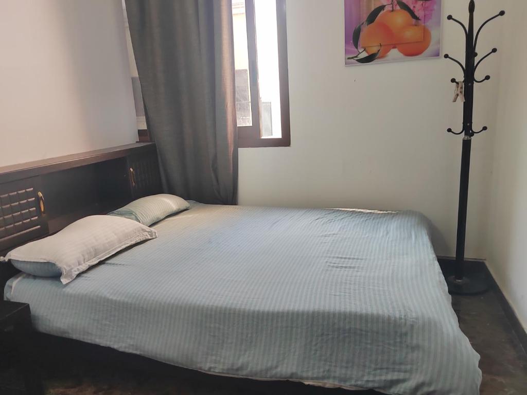 a small bed in a room with a window at 雅轩民宿 in Dubai
