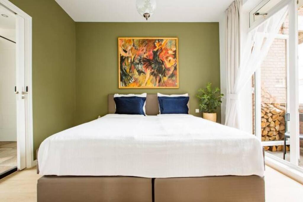 Postel nebo postele na pokoji v ubytování Luxury apartment within 30 meters of the harbour Scheveningen