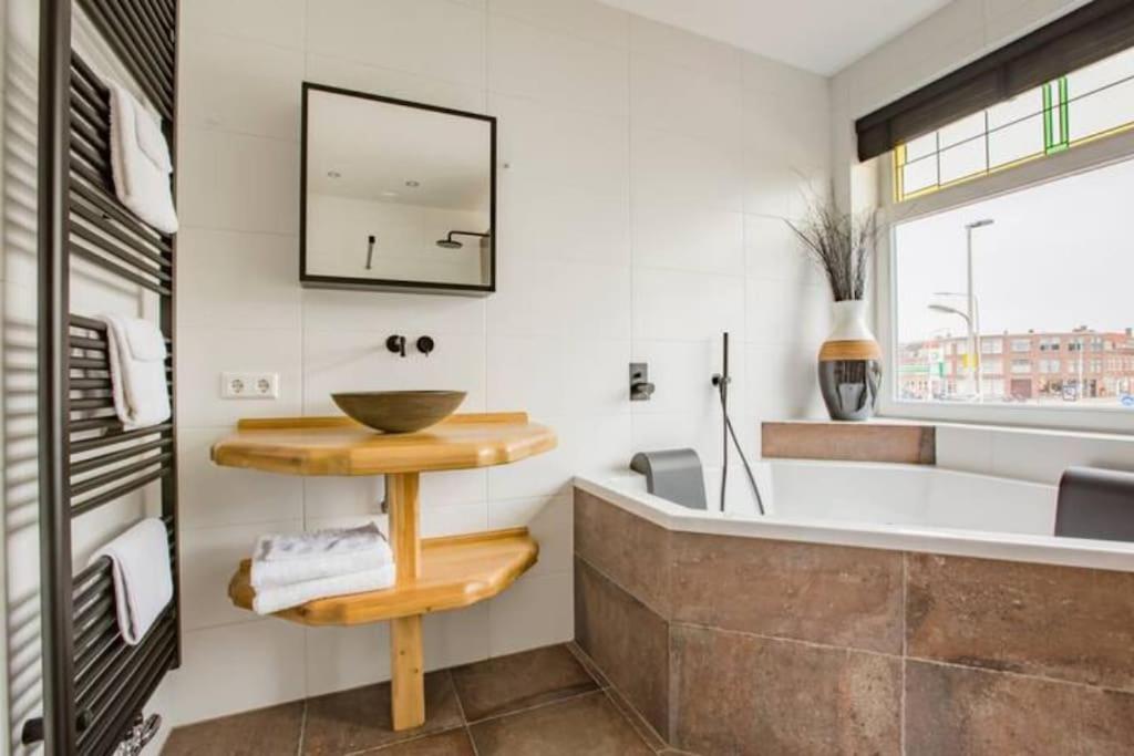 Koupelna v ubytování Luxury apartment within 30 meters of the harbour Scheveningen