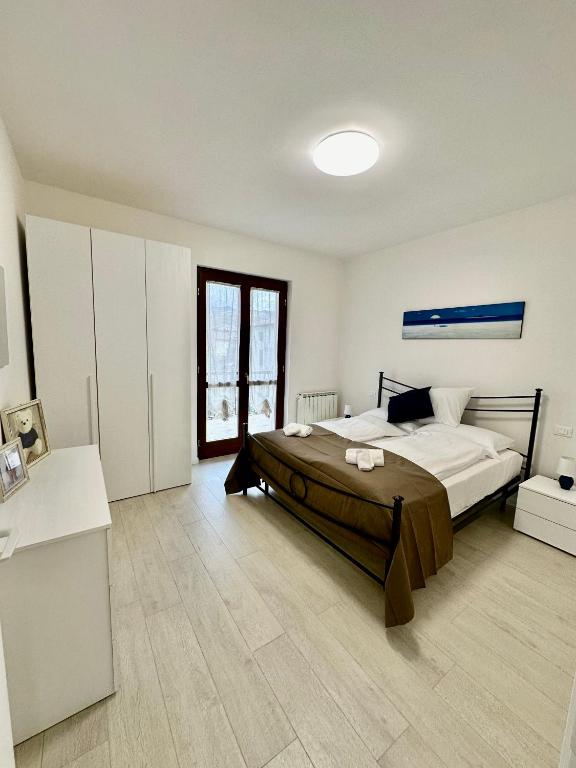 1 dormitorio con 1 cama grande en una habitación en Marta House, en SantʼAmbrogio di Valpolicella