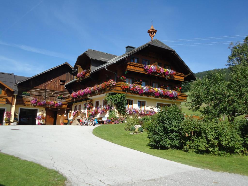 The building in which a vendégházakat is located
