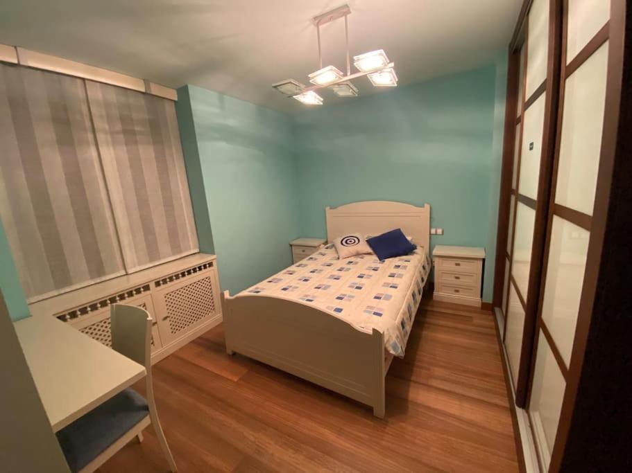 een kleine slaapkamer met een bed in een kamer bij Casa los 8 caños in Ezcaray