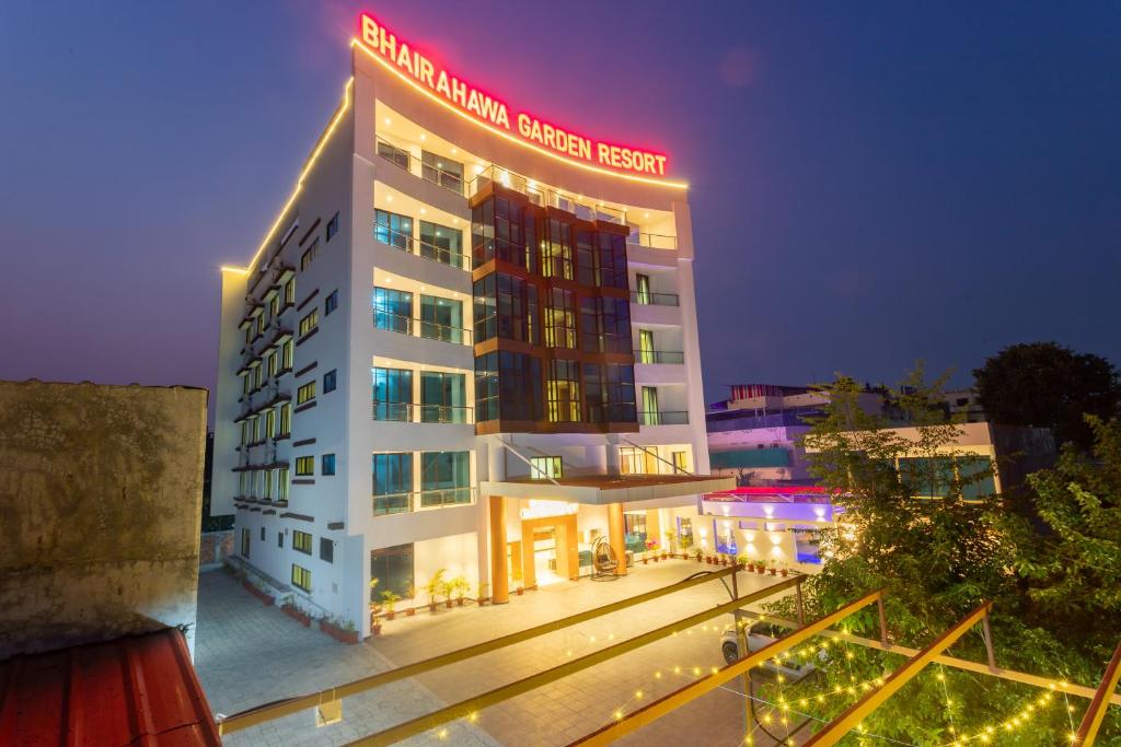 un hôtel avec un panneau rouge en haut dans l'établissement Bhairahawa Garden Resort, à Rummindei