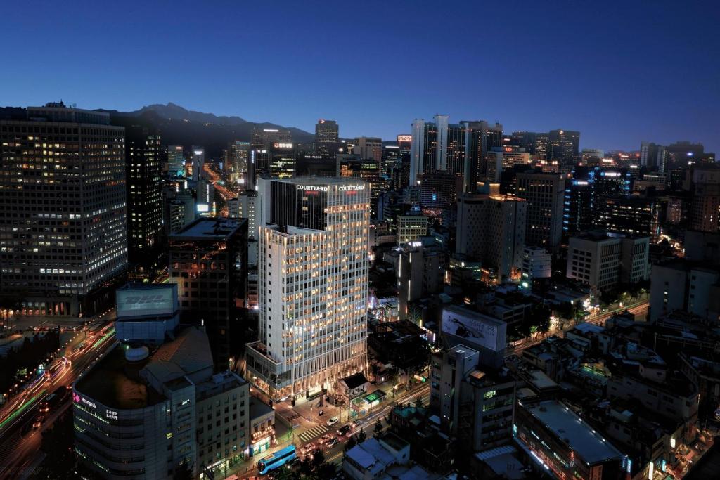 uma vista para uma cidade à noite com luzes em Courtyard by Marriott Seoul Namdaemun em Seul