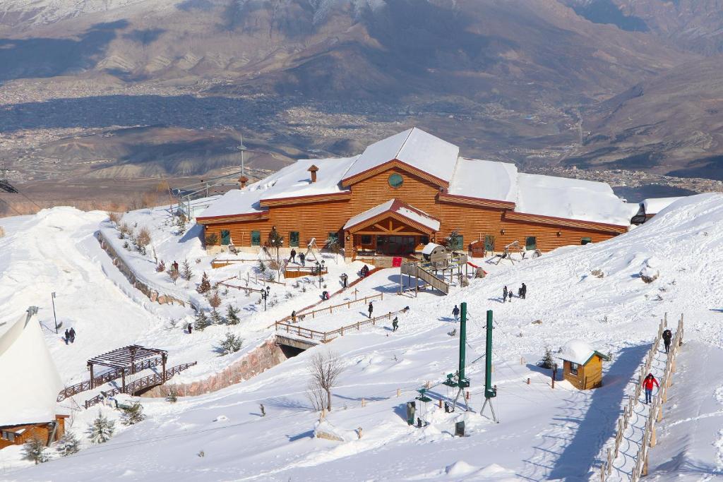 埃爾比勒的住宿－Korek Mountain Resort，雪覆盖的山顶上的滑雪小屋