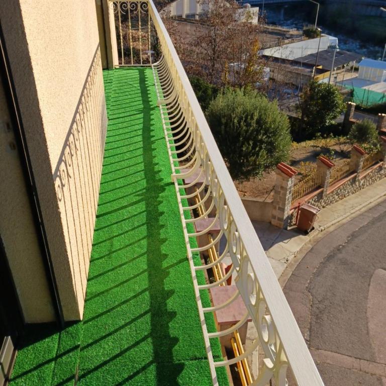 a balcony with green grass on the side of a building at BEL APPARTEMENT TYPE F3 in Amélie-les-Bains-Palalda