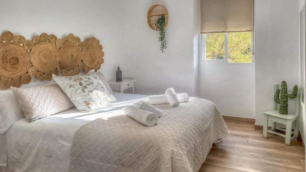 a bedroom with a large bed with towels on it at El Recuerdo in Córdoba