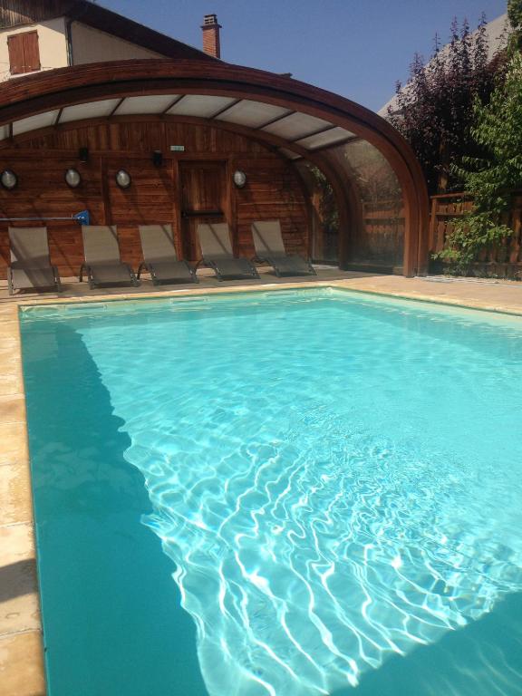 Bazén v ubytování Hôtel Les Autanes Spa-Balnéothérapie & Restaurant nebo v jeho okolí