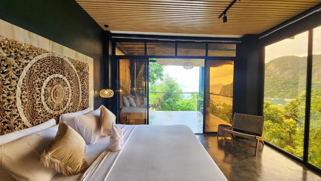 1 dormitorio con cama grande y ventana grande en Unique Stays at Karuna El Nido - The Glasshaus en El Nido
