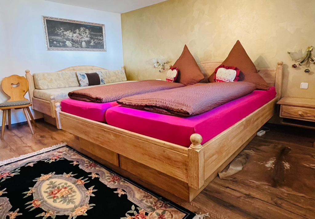 a bedroom with two beds and a couch at Ferienwohnung Alpensymphonie mit 110 m2 und sonnigem Balkon in Burgberg