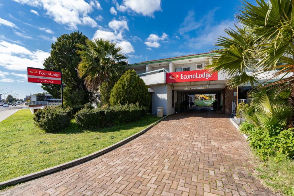 un edificio con una entrada de ladrillo delante de él en Econo Lodge Rivervale en Perth